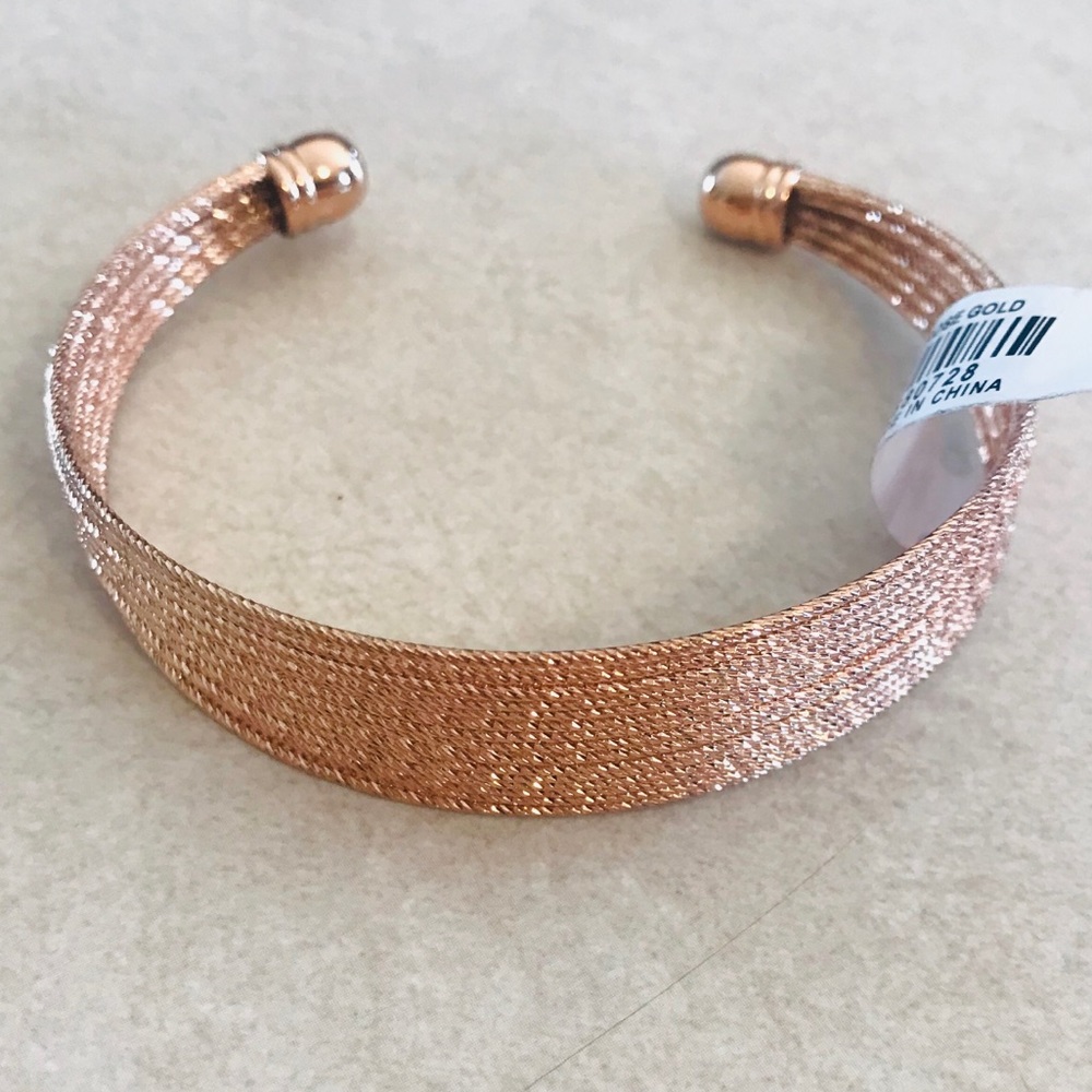 NWT. Dressy gold chunky bracelet.